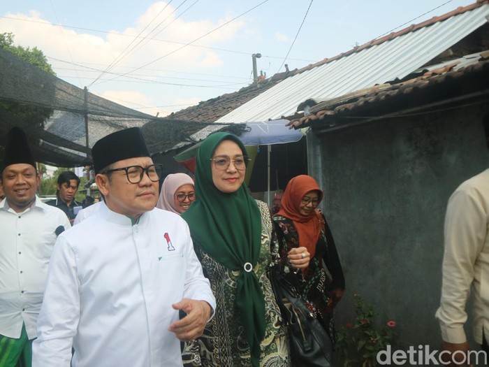 Bakal calon wakil presiden Koalisi Perubahan Muhaimin Iskandar atau Cak Imin menghadiri acara Haul Muallif Dalail Al-Khoirot sekaligus Maulid Nabi di Ponpes Darul Falah Kudus, Senin (2/10/2023).
