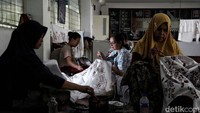 Sejarah Batik Marunda berawal dari tangan ibu-ibu yang direlokasi ke Rusunawa Marunda dan kini Batik Marunda menjadi babak baru bagi batik Betawi. 