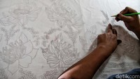 Kini tangan-tangan cekatan kaum ibu itu mempu menghasilkan batik yang bernilai jual tinggi. 