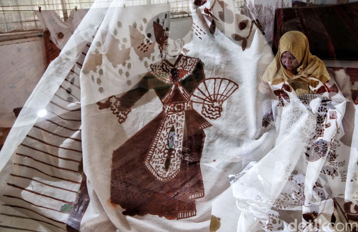 Warga Rusunawa Marunda terus berkarya dengan memproduksi batik. DI Hari Batik Nasional ini, batik Marunda jadi babak baru batik Betawi.