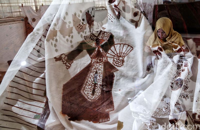 Warga Rusunawa Marunda terus berkarya dengan memproduksi batik. DI Hari Batik Nasional ini, batik Marunda jadi babak baru batik Betawi.