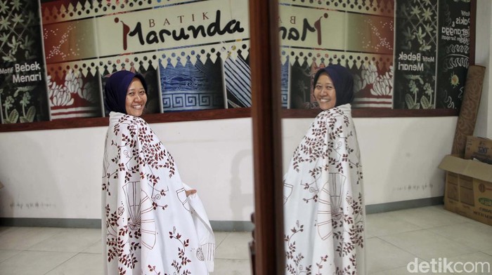 Warga Rusunawa Marunda terus berkarya dengan memproduksi batik. DI Hari Batik Nasional ini, batik Marunda jadi babak baru batik Betawi.