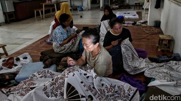 Warga Rusunawa Marunda terus berkarya dengan memproduksi batik. DI Hari Batik Nasional ini, batik Marunda jadi babak baru batik Betawi.