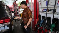 Petugas SPBU ikut merayakan hari batik nasional dengan mengenakan batik saat melayani pelanggan. 