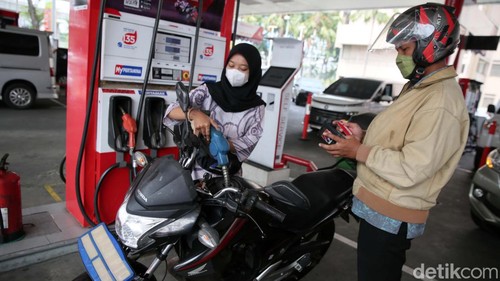 Petugas SPBU memperingati Hari Batik Nasional dengan memakai batik. Sementara harga BBM non-subsidi resmi naik sejak kemarin.