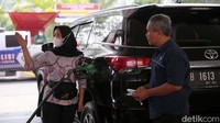 Harga Pertamax Turbo naik menjadi Rp 16.600 per liter, dibandingkan bulan sebelumnya yang dipatok seharga Rp 15.900 per liter. 