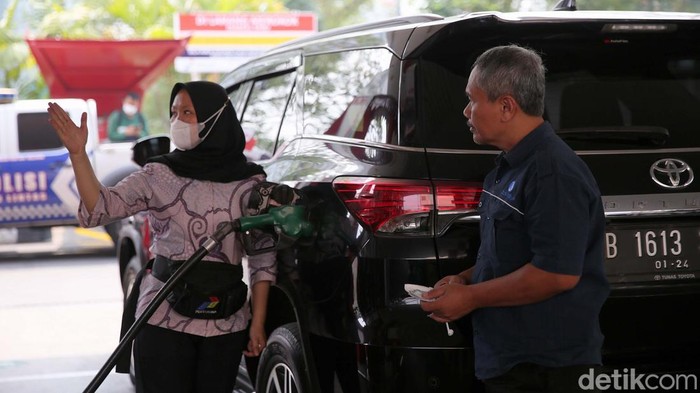 BBM Non Subsidi Naik Harga, Petugas SPBU Berbatik Petugas SPBU memperingati Hari Batik Nasional dengan memakai batik. Sementara harga BBM non-subsidi resmi naik sejak kemarin.