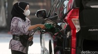 Petugas melayani pelanggan dikawasan SPBU Pertamina MT Haryono, Jakarta, Senin (2/10/2023). 