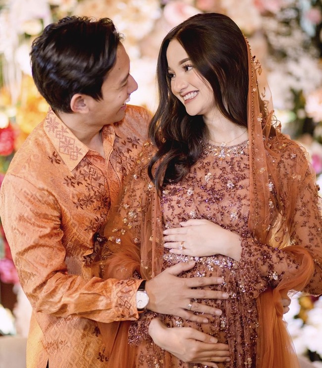 Sabrina dan Belva terlihat kompak mengenakan busana senada berwarna teracota. Sudah memasuki usia 4 bulan, baby bump di perut Sabrina pun sudah mulai terlihat. Foto: Instagram/@sabrinaanggraini