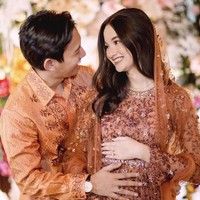 Sabrina dan Belva terlihat kompak mengenakan busana senada berwarna teracota. Sudah memasuki usia 4 bulan, baby bump di perut Sabrina pun sudah mulai terlihat. Foto: Instagram/@sabrinaanggraini