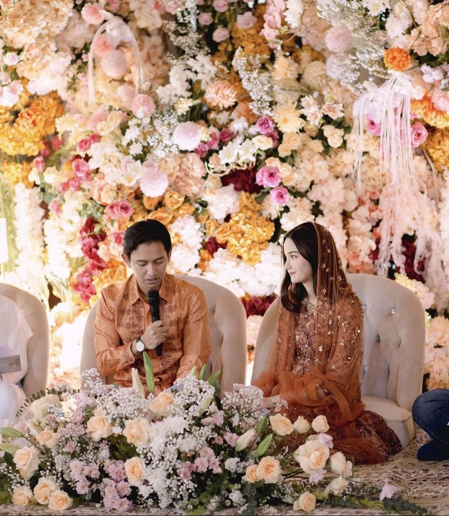 Acara pengajian 4 bulanan kehamilan Sabrina itu tampak cantik didekorasi dengan bunga beraneka warna dan ragam. Tak hanya dekorasinya yang cantik, penampilan Sabrina pun tak kalah menawan dalam balutan dress teracota yang dilengkapi dengan kain penutup kepala. Foto: Instagram/@sabrinaanggraini