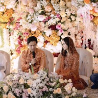 Acara pengajian 4 bulanan kehamilan Sabrina itu tampak cantik didekorasi dengan bunga beraneka warna dan ragam. Tak hanya dekorasinya yang cantik, penampilan Sabrina pun tak kalah menawan dalam balutan dress teracota yang dilengkapi dengan kain penutup kepala. Foto: Instagram/@sabrinaanggraini