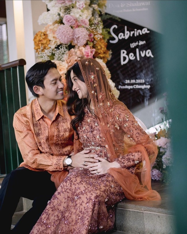 Walaupun hanya digelar di rumah namu acara pengajian tersebut tampak mewah. Terlihat Belva dan Sabrina tampak begitu bahagia menanti kehadiran anak pertama mereka. Foto: Instagram/@sabrinaanggraini