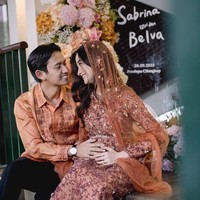 Walaupun hanya digelar di rumah namu acara pengajian tersebut tampak mewah. Terlihat Belva dan Sabrina tampak begitu bahagia menanti kehadiran anak pertama mereka. Foto: Instagram/@sabrinaanggraini