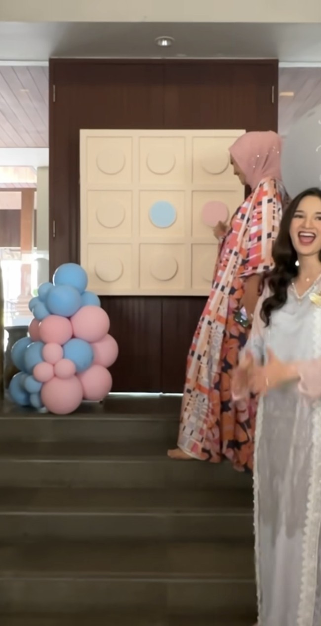 Sebelumnya Sabrina juga sudah mengunggah video singkat acara gender reveal yang digelarnya. Acara tersebut tampak seru dengan menggunakan permainan tic-tac-toe untuk menebak jenis kelamin si jabang bayi. Foto: Instagram/@sabrinaanggraini