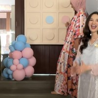 Sebelumnya Sabrina juga sudah mengunggah video singkat acara gender reveal yang digelarnya. Acara tersebut tampak seru dengan menggunakan permainan tic-tac-toe untuk menebak jenis kelamin si jabang bayi. Foto: Instagram/@sabrinaanggraini