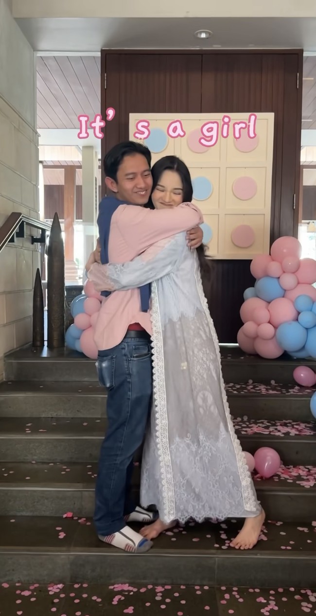 Dari acara gender reveal itu diketahui jika anak pertama Belva dan Sabrina berjenis kelamin perempuan. Ekspresi bahagia pun lngsung terpancar usai keduanya mengetahui jenis kelamin calon anak mereka. Foto: Instagram/@sabrinaanggraini