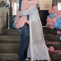 Dari acara gender reveal itu diketahui jika anak pertama Belva dan Sabrina berjenis kelamin perempuan. Ekspresi bahagia pun lngsung terpancar usai keduanya mengetahui jenis kelamin calon anak mereka. Foto: Instagram/@sabrinaanggraini