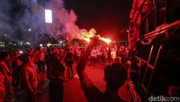 Massa yang menunggu putusan MK terkait UU Ciptakerja atau Omnibus Law ini nampak melampiaskan kekecewaannya.