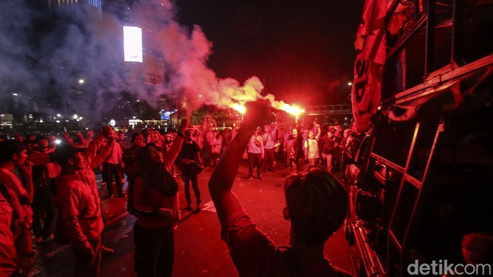 Bertahan hingga Malam, Aliansi Buruh Akhirnya Membubarkan Diri
