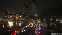 Pantauan detikcom massa baru meninggalkan Patung Kuda pukul 19.25 WIB.