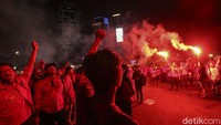 Sejumlah massa dari Aliansi Gebrak bertahan di Kawasan Patung Kuda, Jakarta, Senin (2/10/2023).