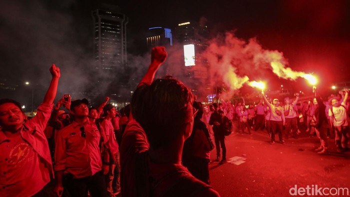 Bertahan hingga Malam, Aliansi Buruh Akhirnya Membubarkan Diri