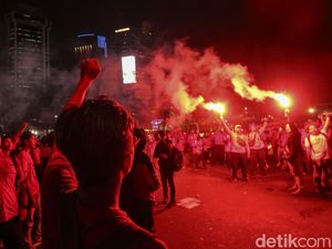 Bertahan hingga Malam, Aliansi Buruh Akhirnya Membubarkan Diri