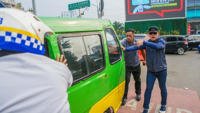 Bima Arya temukan angkot tak laik jalan mogok di Bogor