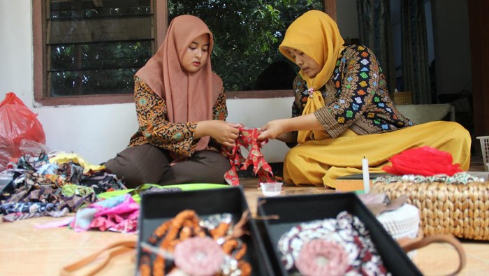 Perajin membuat bros dari bahan kain perca batik di Desa Jatirejo, Kecamatan Diwek, Kabupaten Jombang, Jawa Timur, Senin (2/10/2023). Bros yang memanfaatkan limbah kain perca yang dijual mulai Rp20 ribu sampai Rp50 ribu per biji tersebut banyak diminati masyarakat. ANTARA FOTO/Syaiful Arif/hp.