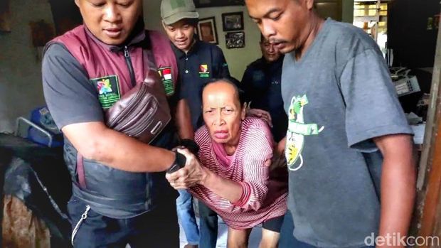 Bu Guritno (70) dievakuasi petugas Dinsos Bandung dari rumah mewah terbengkalai di Sukamenak Indah, Desa Sayati, Kecamatan Margahayu, Kabupaten Bandung.