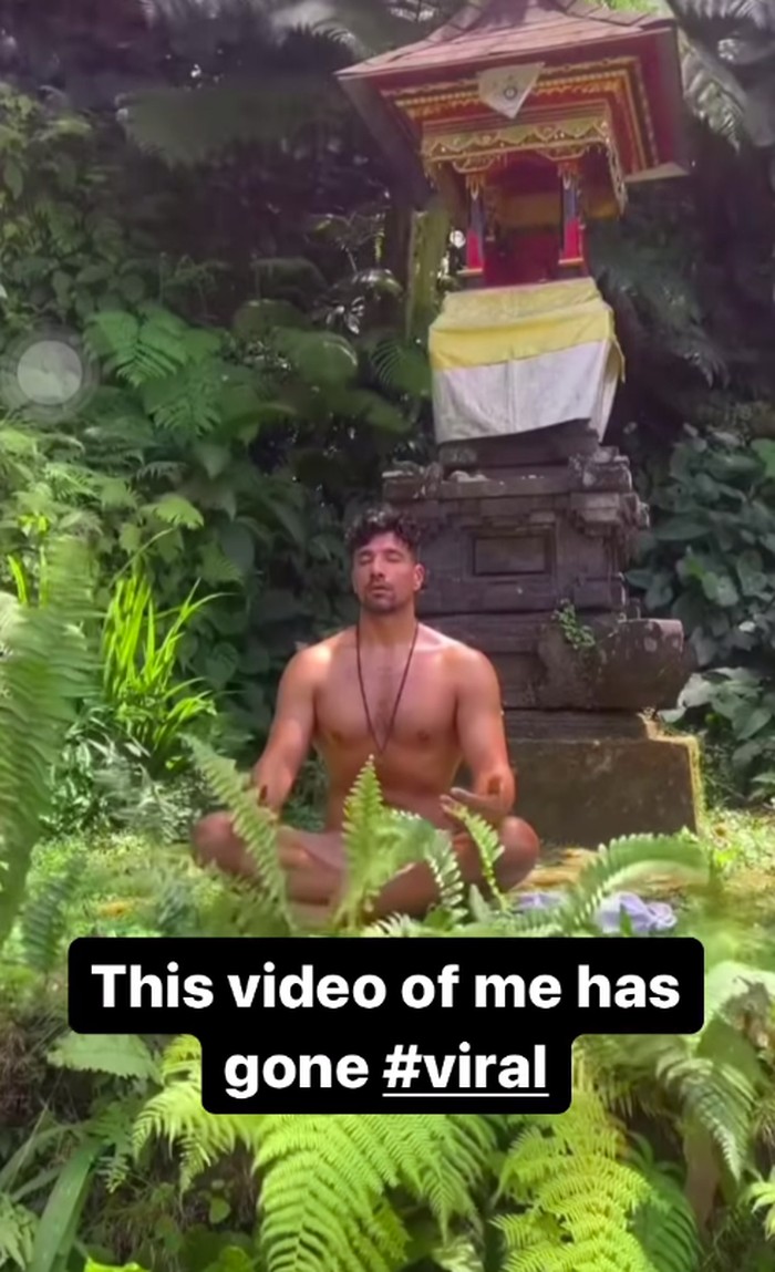 Bule Bali telanjang di pura plinggih