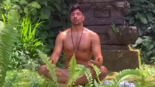 Bule Bali telanjang di pura plinggih