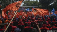 Massa buruh datang sejak pagi ini menggelar aksi dan menunggu putusan MK.  