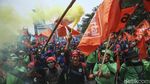 Potret Aksi Buruh Kawal Sidang Putusan JC Omnibus Law Ciptaker