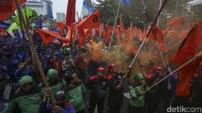 Massa buruh beraksi di Patung Kuda, Jakarta, Senin (1/10/2023). Aksi ini untuk mengawal sidang putusan judicial review UU Cipta Kerja.
