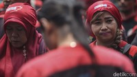 Aksi ini diikuti oleh buruh pria dan wanita.  