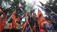 Massa dari sejumlah elemen buruh melakukan aksi di Patung Kuda, Jakarta, Senin (2/10/2023).  