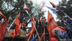 Potret Aksi Buruh Kawal Sidang Putusan JC Omnibus Law Ciptaker
