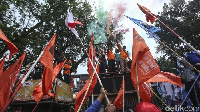 Buruh Beraksi Kawal Sidang Putusan JC Omnibus Law Ciptaker Massa buruh beraksi di Patung Kuda, Jakarta, Senin (1/10/2023). Aksi ini untuk mengawal sidang putusan judicial review UU Cipta Kerja.