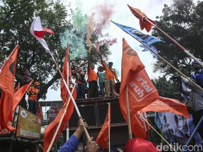 Potret Aksi Buruh Kawal Sidang Putusan JC Omnibus Law Ciptaker