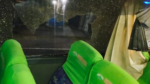 Kaca bus Gunung Harta yang dilempar batu di Jalan Denpasar-Gilimanuk, Minggu (1/9/2023).