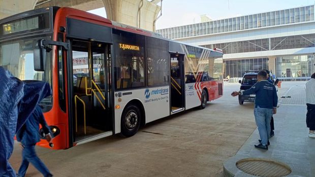 Bus Transjakarta yang mengantarkan penumpang ke Stasiun Kereta Cepat Halim. (Dok. KCIC)
