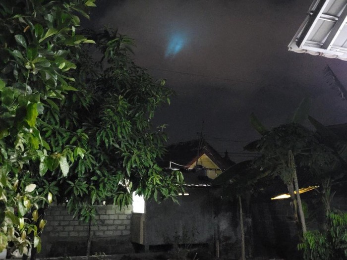 Cahaya biru yang tampak di langit Jogja, Minggu (1/10/2023) malam.