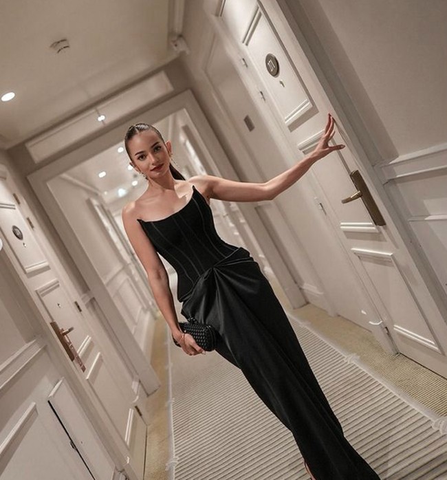 Ini penampilan Enzy Storia yang tampil anggun dan cantik mengenakan gaun hitam panjang di Paris. “All glammed up for a special night in Paris,” tulis Enzy di Instagram. Foto: Dok. Instagram Cinta Laura, Enzy Storia