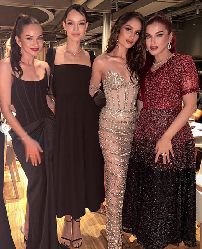 Selain Enzy Storia dan Cinta Laura, hadir pula Tasya Farasya yang menjadi juru bicara untuk LOreal Paris. Tasya Farasya hadir mengenakan gaun bernuansa merah yang cantik dan glamour. Foto: Dok. Instagram Cinta Laura, Enzy Storia  