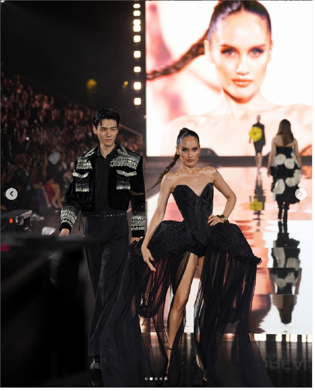 Selain Enzy Storia, Cinta Laura juga tampil memukau dengan strapless dress di panggung Paris Fashion Week. Foto: Dok. Instagram Cinta Laura