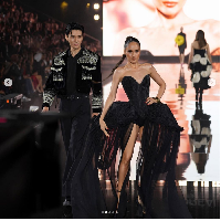 Selain Enzy Storia, Cinta Laura juga tampil memukau dengan strapless dress di panggung Paris Fashion Week. Foto: Dok. Instagram Cinta Laura