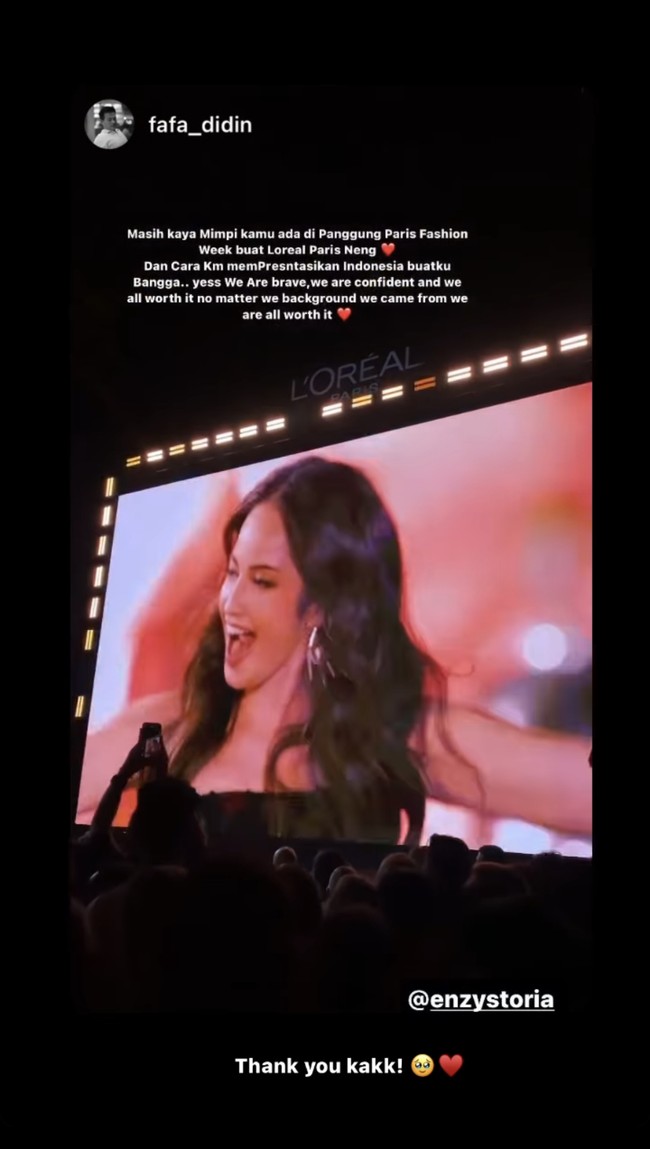 Enzy Storia tampil percaya diri mengenakan gaun panjang yang elegan dan glamour. Bahkan banyak yang memuji penampilan istri dari Maulana Kasetra itu. Foto: Dok. Instagram Cinta Laura