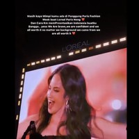 Enzy Storia tampil percaya diri mengenakan gaun panjang yang elegan dan glamour. Bahkan banyak yang memuji penampilan istri dari Maulana Kasetra itu. Foto: Dok. Instagram Cinta Laura